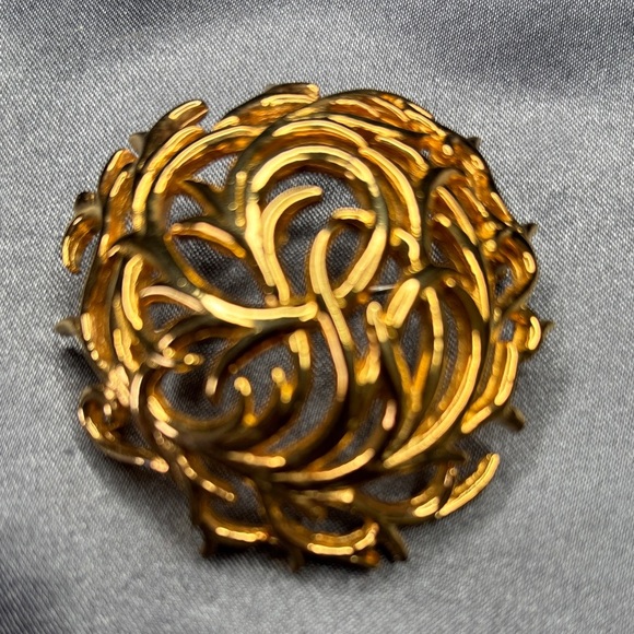 Kenneth Jay Lane Gold Swirl Brooch - Picture 1 of 2